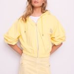 sudadera amarilla