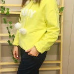 sudadera amarilla