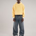 sudadera amarilla