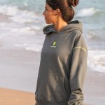 sudadera gris