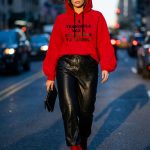 sudadera roja mujer
